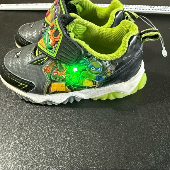TMNT Teenage Mutant Ninja Turtles Light Up Sneakers - Picture 4 of 9
